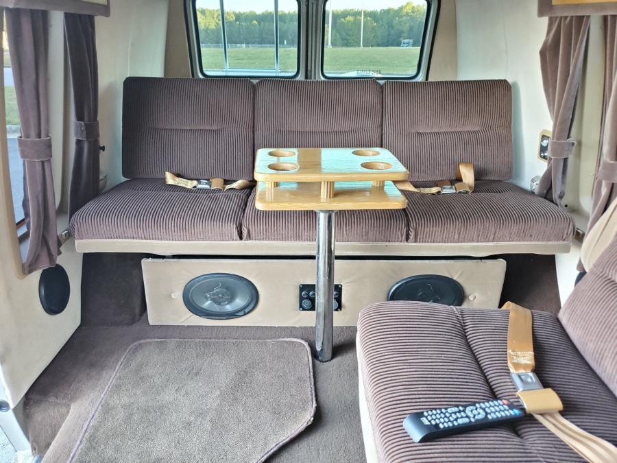 Интерьер Chevrolet G20 Conversion Van  (CG21305) 1988 года  (фото 223 из 257)